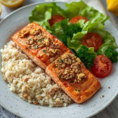 Wildlachs mit Walnusskruste auf Zitronen-Reis