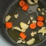 Zwiebeln, Karotten und Zwiebeln im Topf