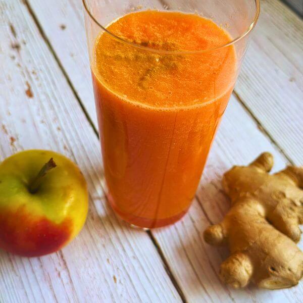 Gesundes orangefarbener Karotten-Apfel-Ingwer Smoothie Rezept