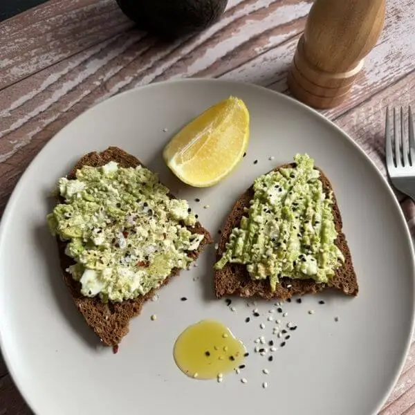 Gesunder Avocado-Ei-Aufstrich auf Vollkornbrot