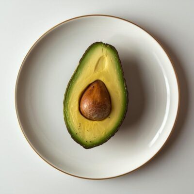 Frische, halbierte Avocado auf einem Küchentisch – Gesundina