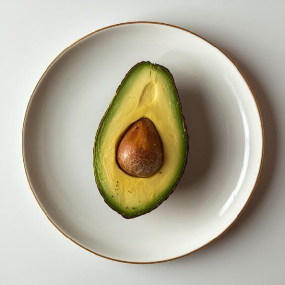 Frische, halbierte Avocado auf einem Küchentisch – Gesundina